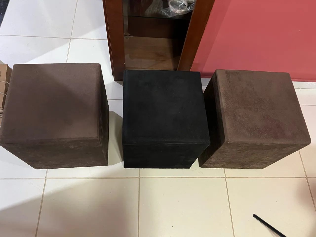 KIT COM 3 PUFS PRETO E MARROM  - Foto 2