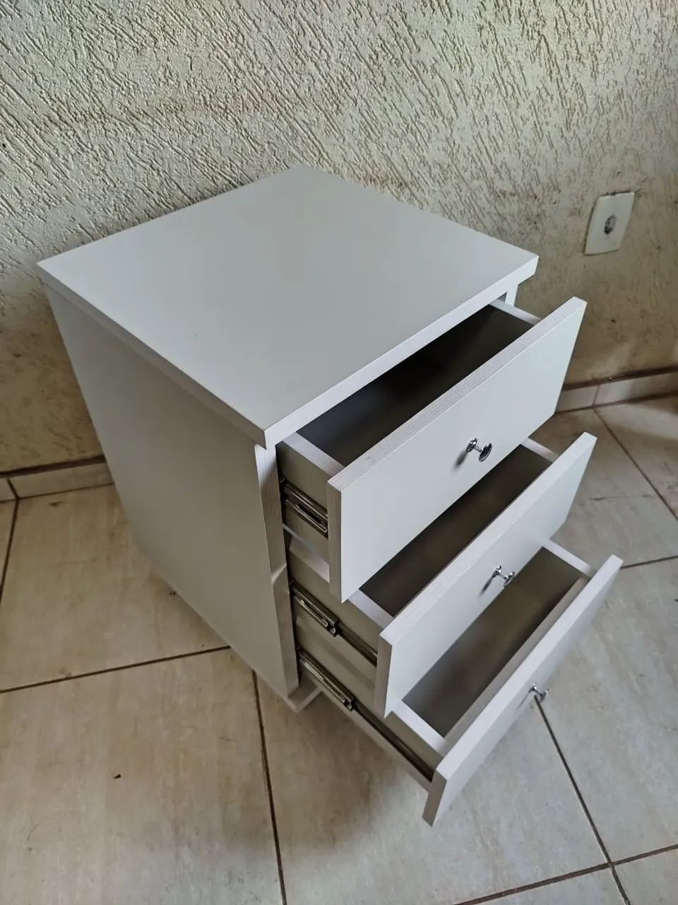 Mesa de Cabeceira com 3 gavetas - com rodinhas  - Foto 4