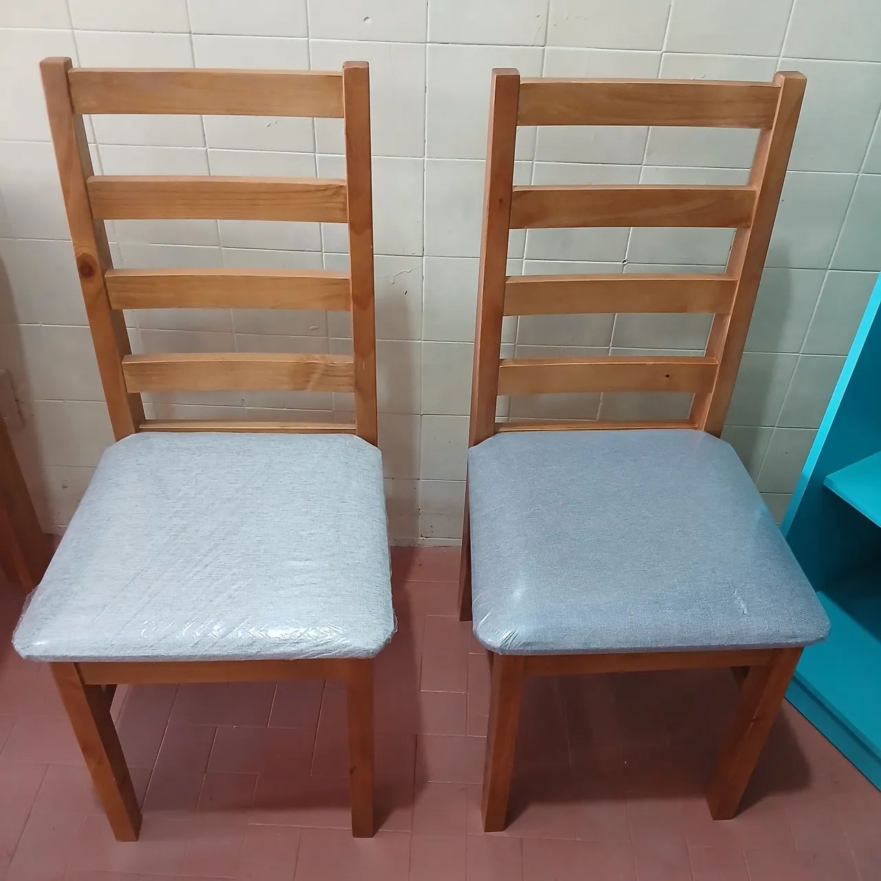 Mesa retangular com 4 cadeiras estofadas  - Foto 5