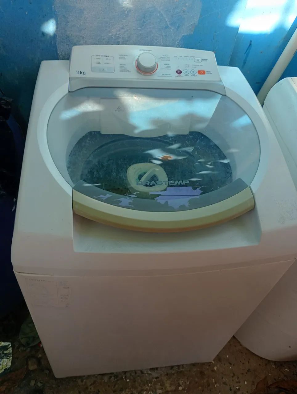 Máquina de lavar roupa funcionando perfeitamente 