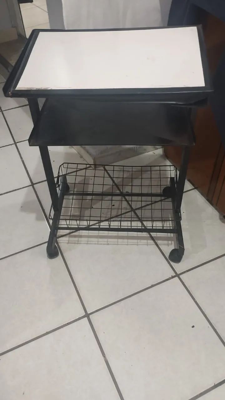 mesinha com cesto aramado
