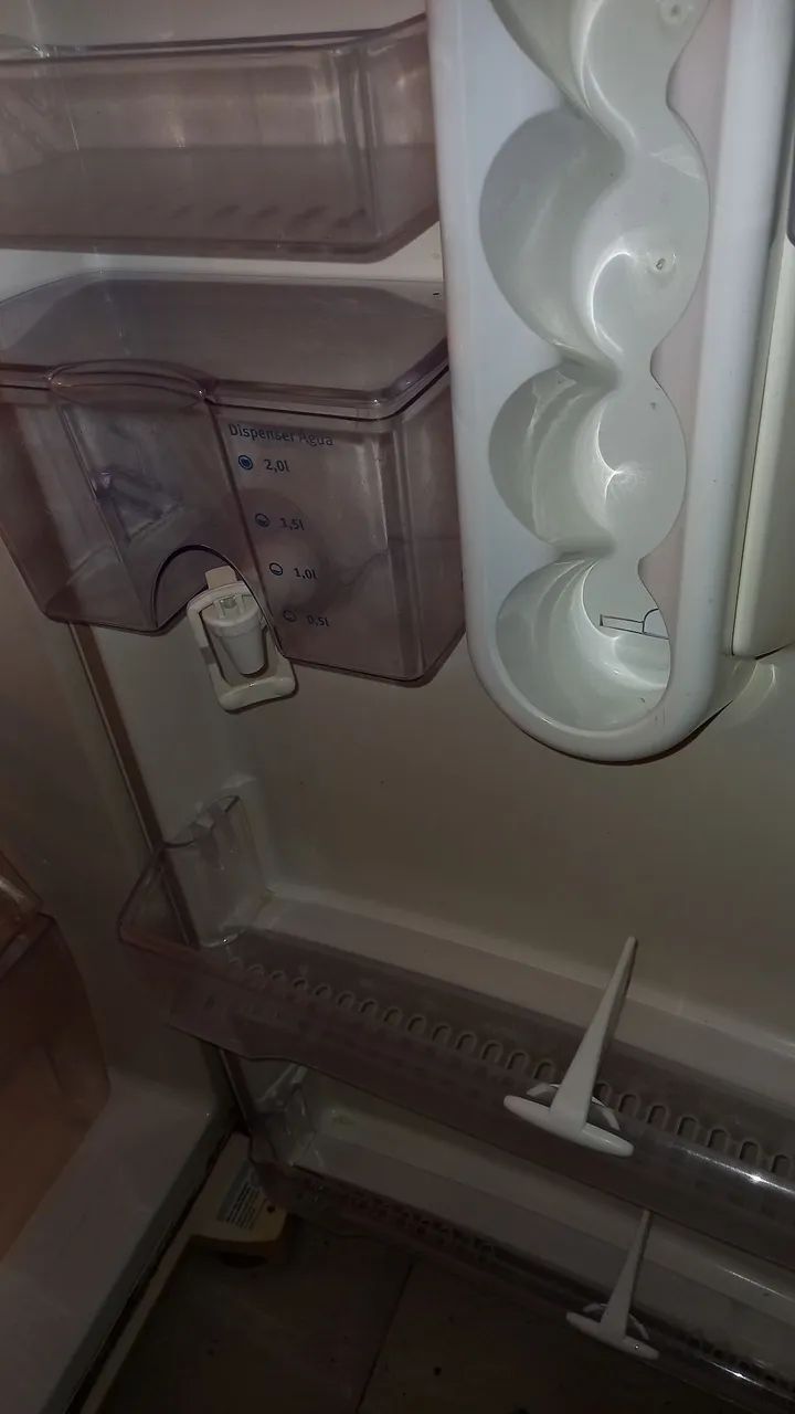 Vende-se geladeira eletrolux gelo seco com avaria. - Foto 4