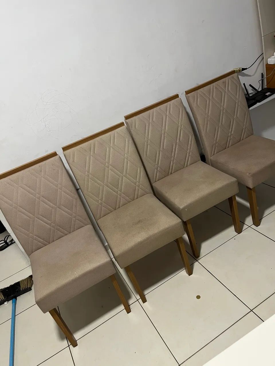 Vendo mesa com 4 cadeiras  - Foto 3