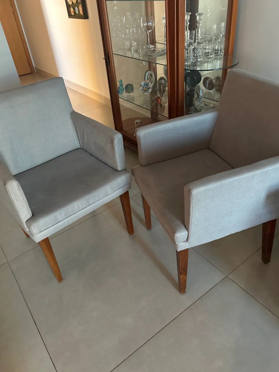 Poltrona tecido suede e estrutura de madeira - Foto 2