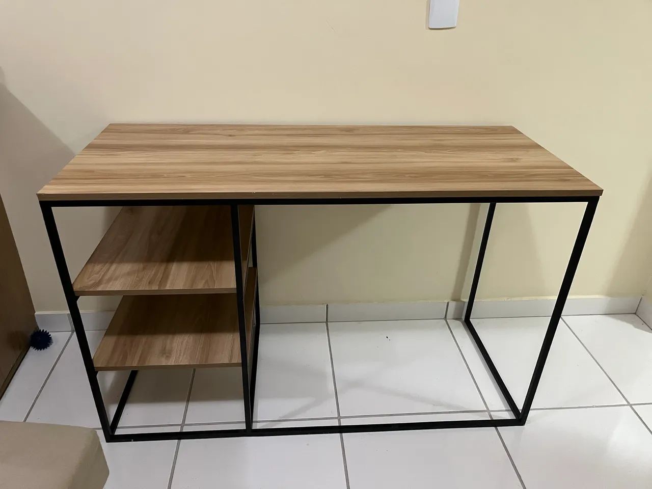 Escrivaninha industrial com prateleiras - Foto 3