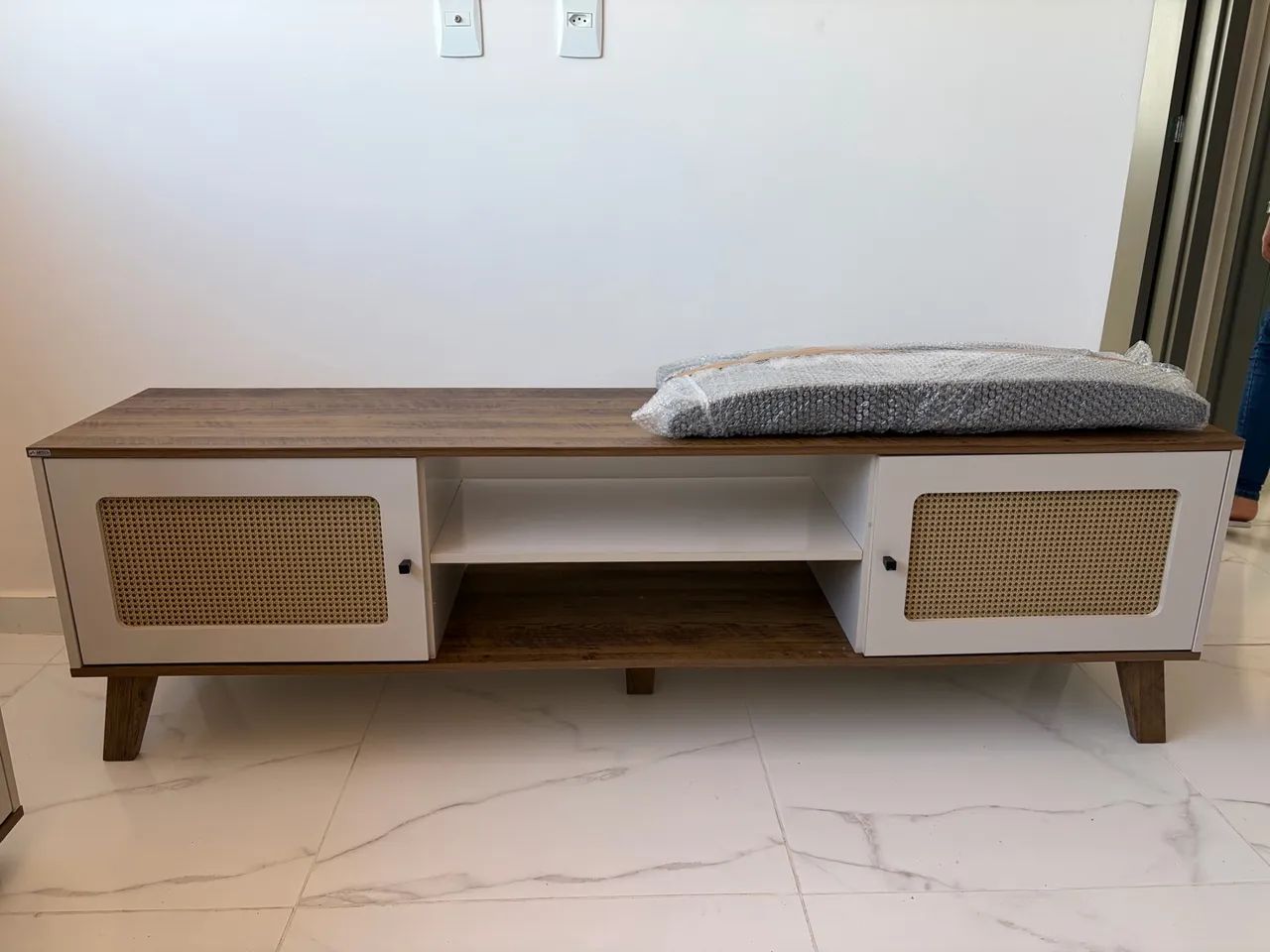 CONJUNTO DE RACK + BUFFET ARTELY - CARVALHO E OFF WHITE