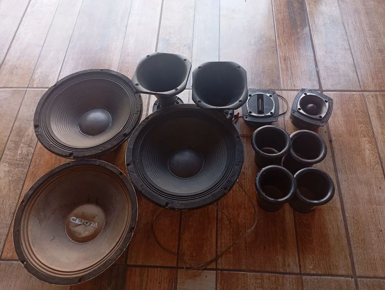 Vendo 3 altos falantes de 15 ,2 cornetas,2 tuítes.