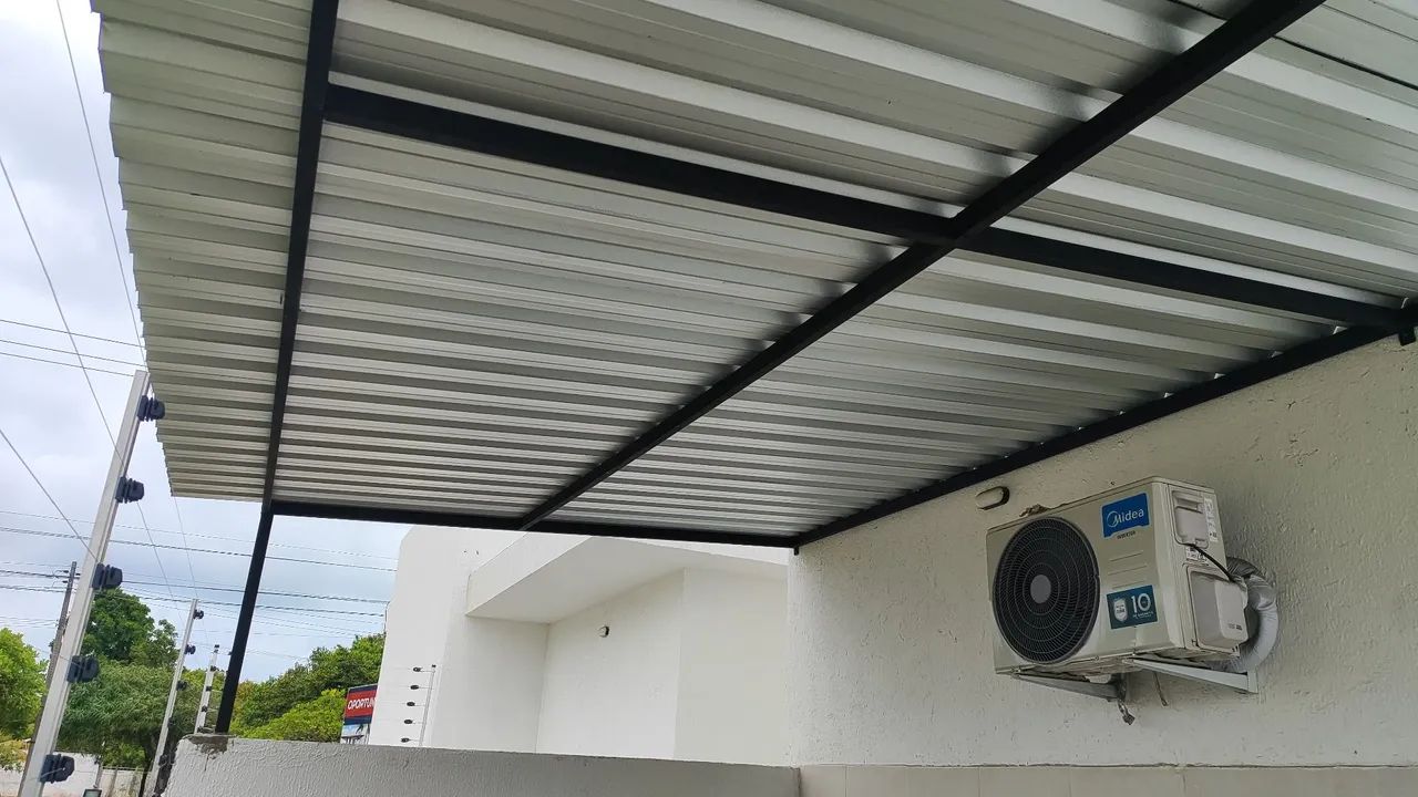 Coberta de garagem e área 