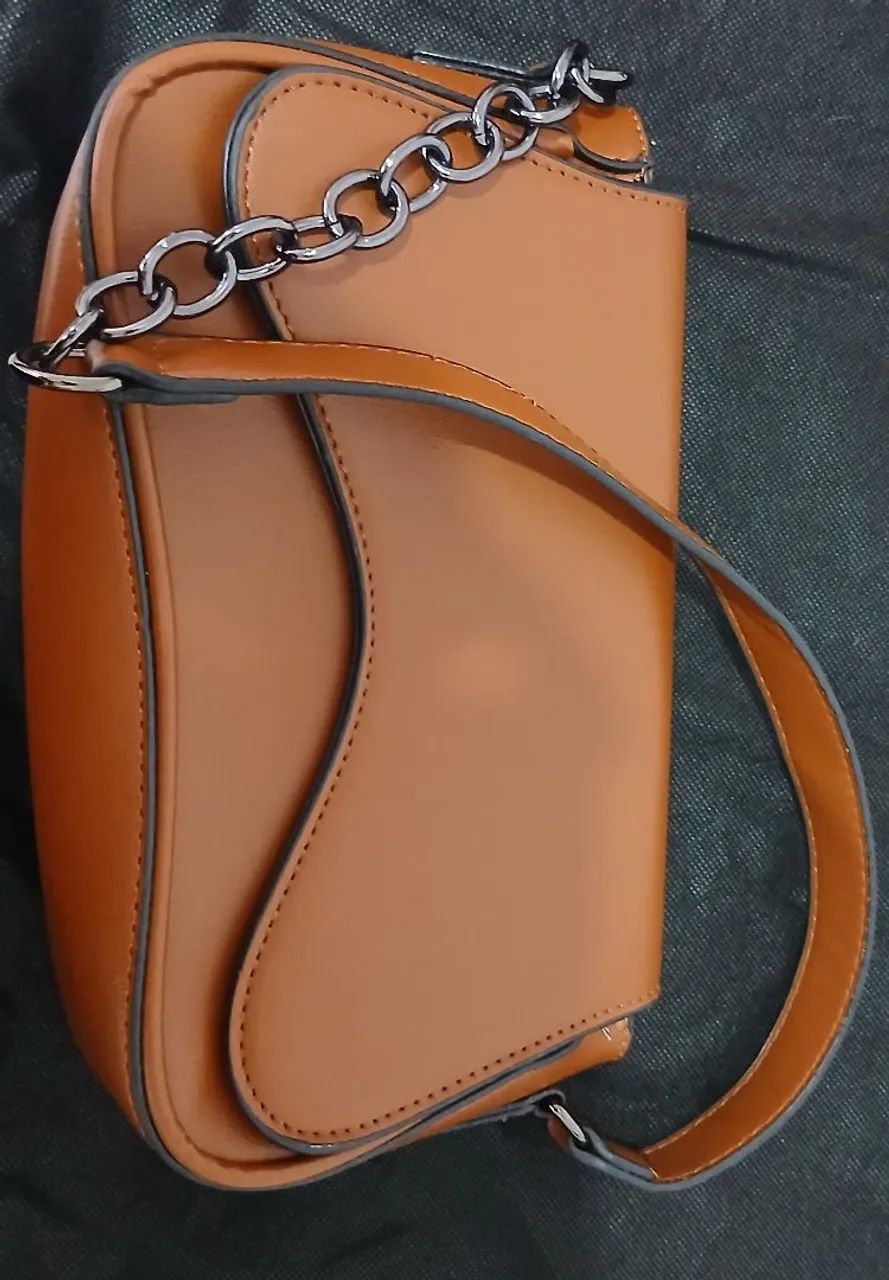 Bolsa tiracolo pequena marrom