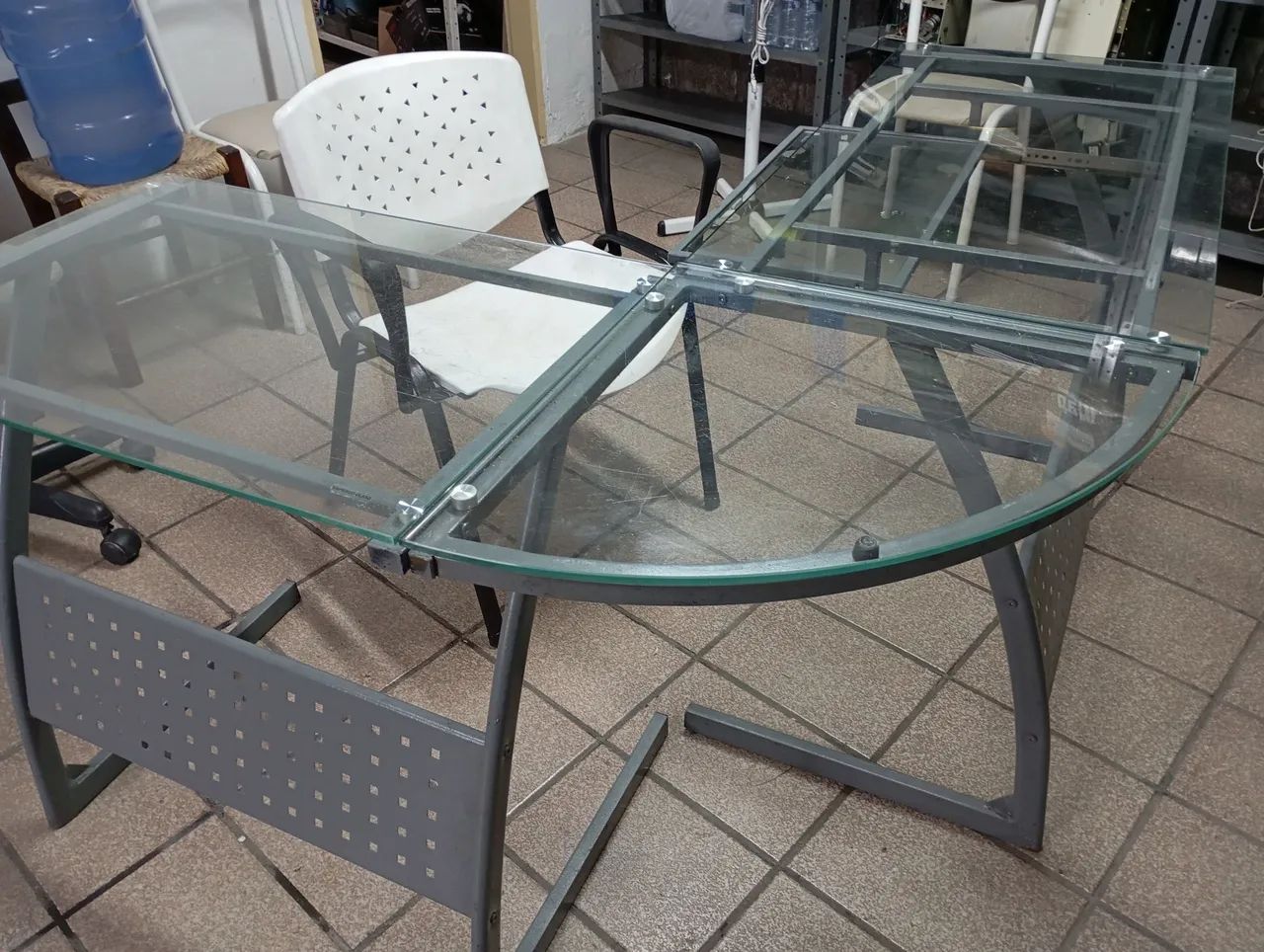 Vende mesa,armação ferro e vidro 