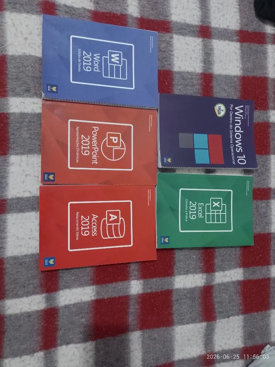 Livros didáticos de informática.