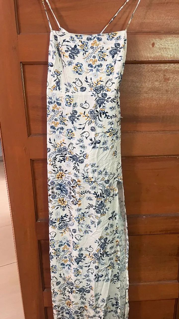 Vestido branco com floral azul e amarelo 
