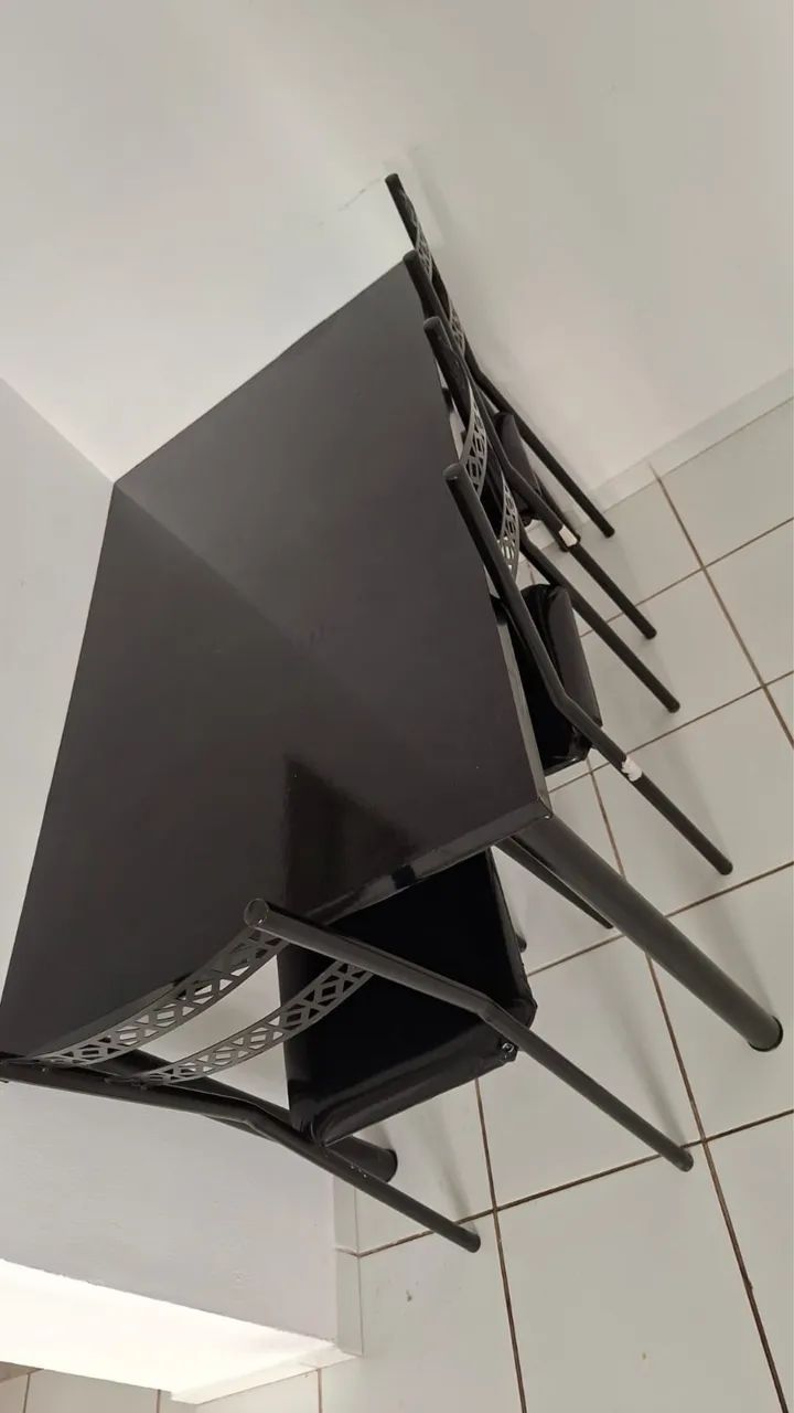 Vende-se linda mesa de jantar com 4 cadeiras