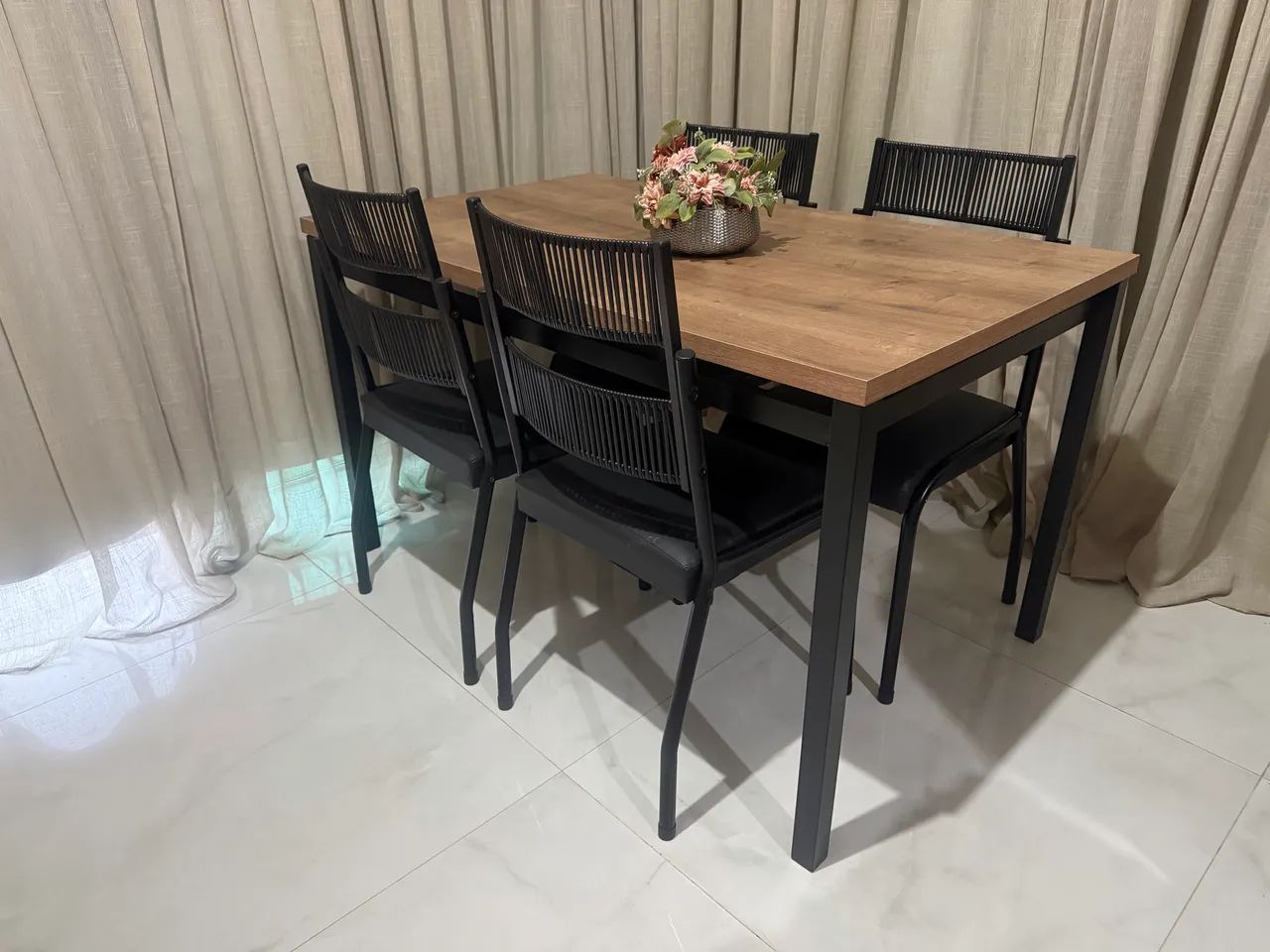 Conjunto de mesa de jantar seminovo  5 meses de uso