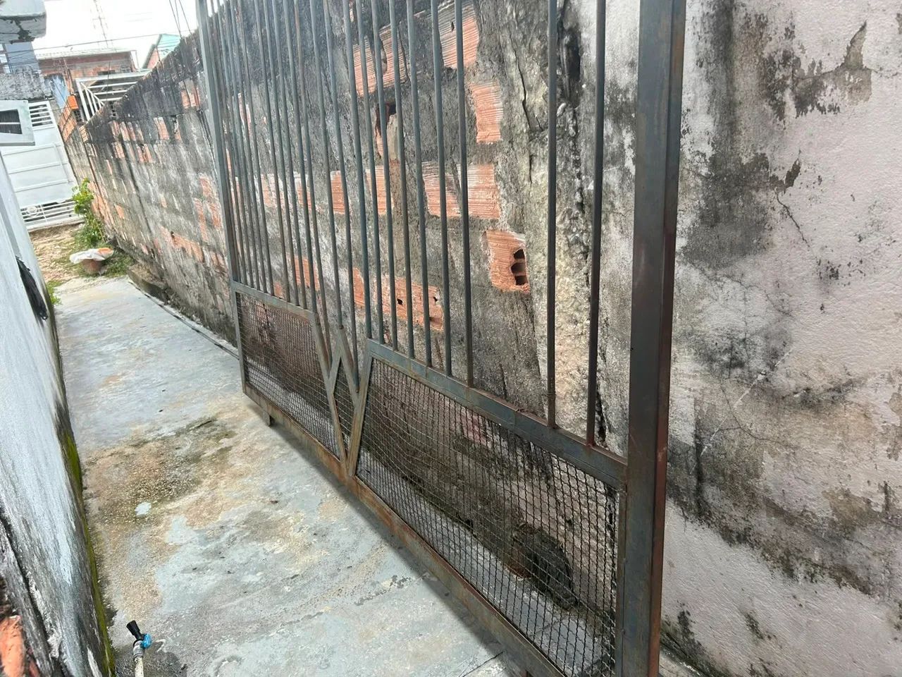 Portão e trilho de ferro - Foto 2