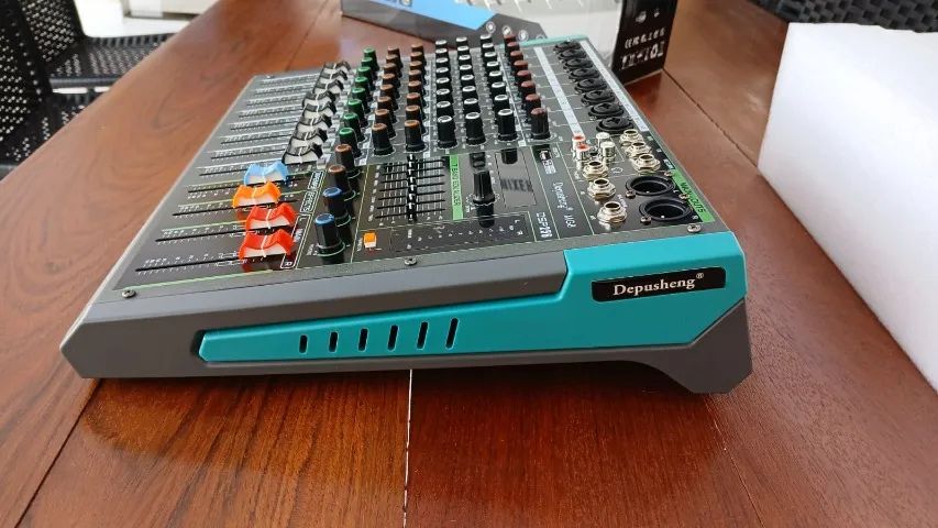 Mesa de som 8 canais  com efeitos (poucas uniddaes)