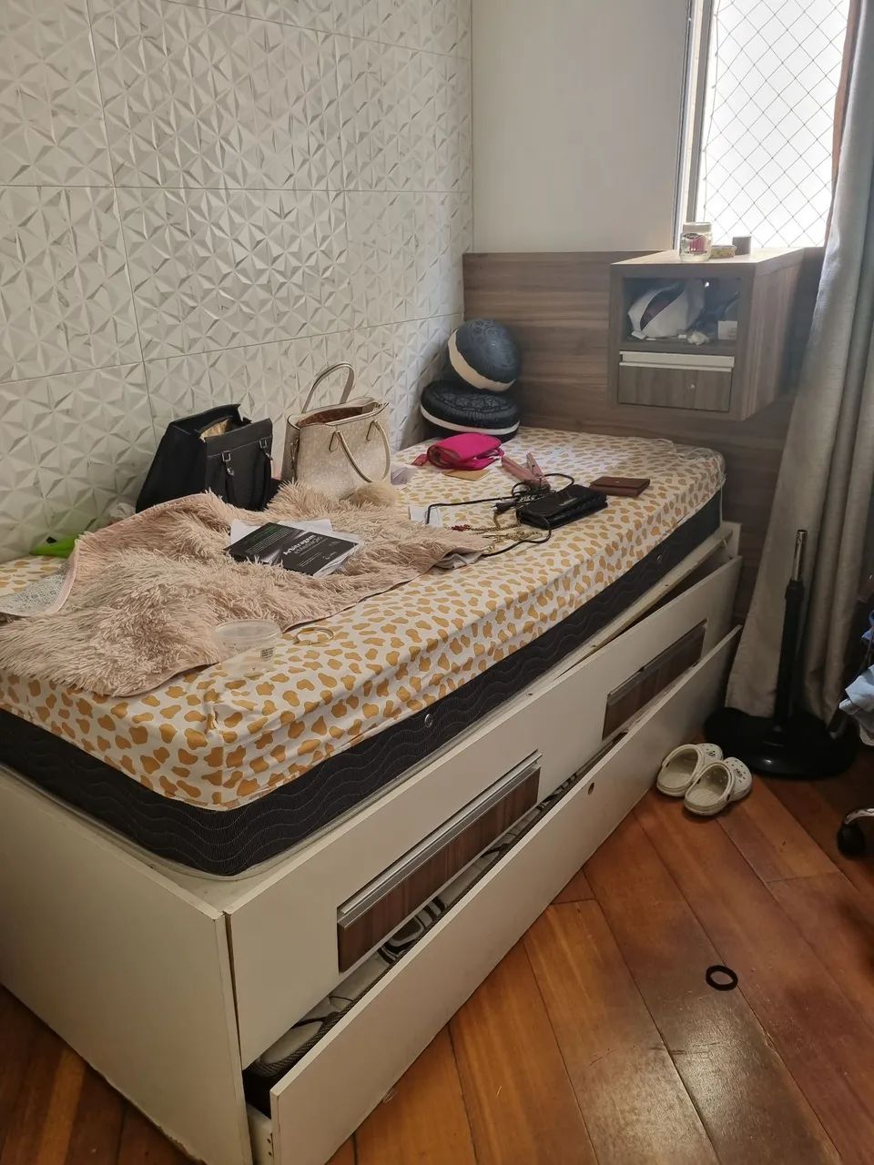 Cama de solteiro com auxiliar e cabeceira 