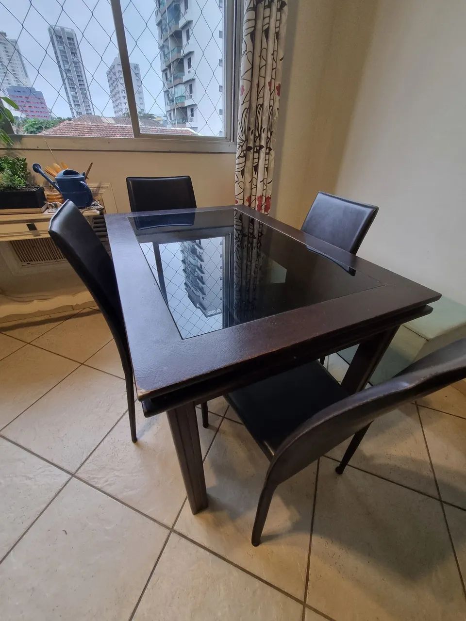 Mesa SEM as cadeiras.