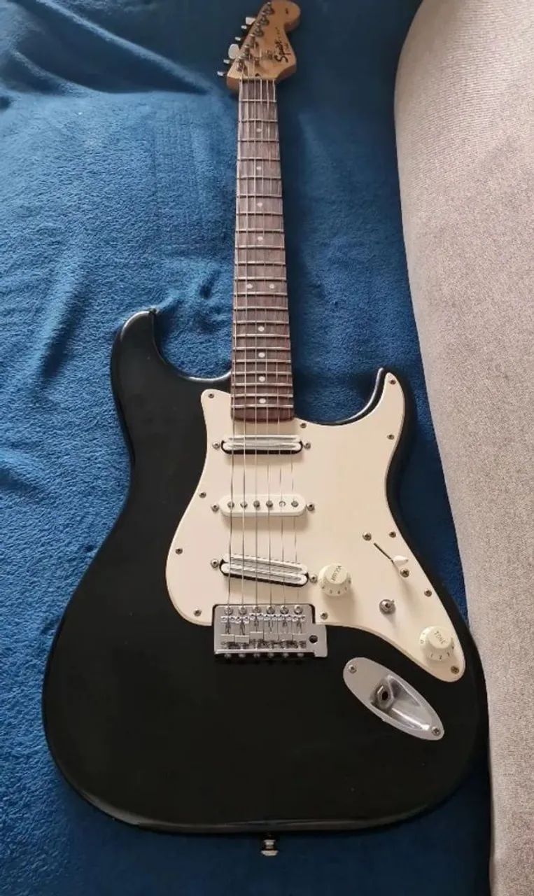 Guitarra Squier Affinity com captadores Malagoli 