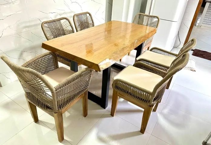 MESA ROMENIA COM CADEIRAS EM MADEIRA E CORDÃO NAUTICO