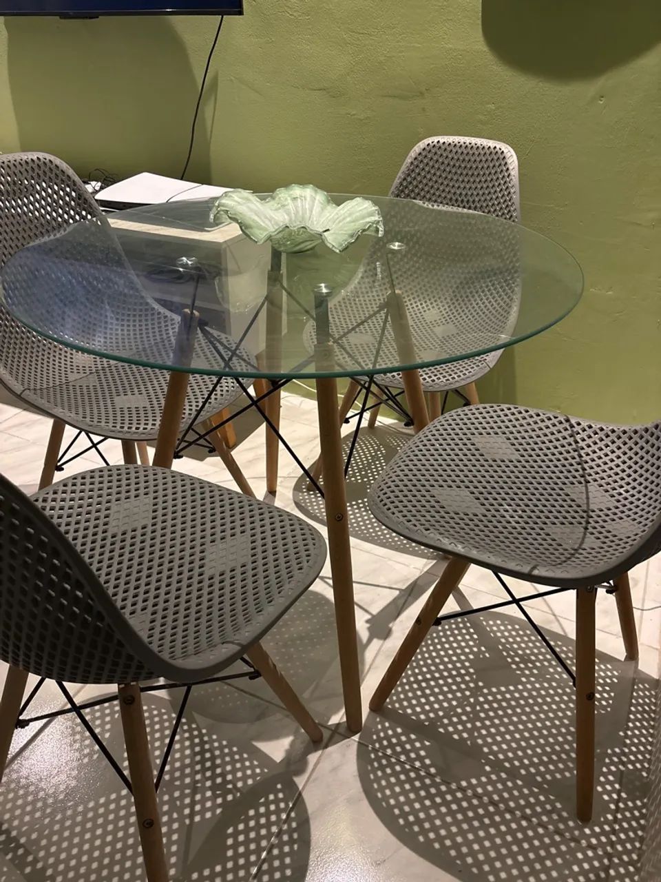 Mesa de vidro com 4 cadeiras. - Foto 2