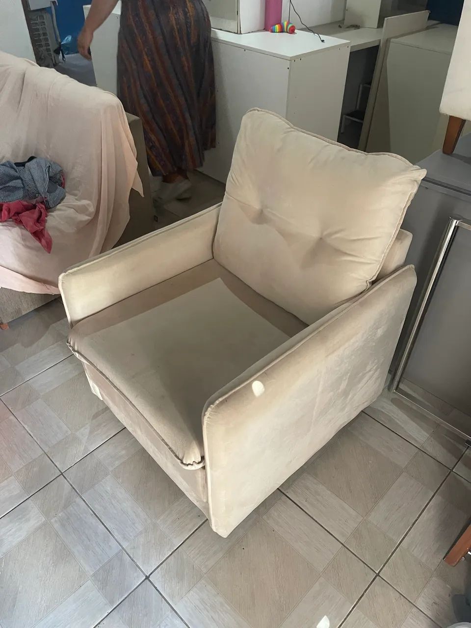 Poltrona decorativa em veludo bege  - Foto 2