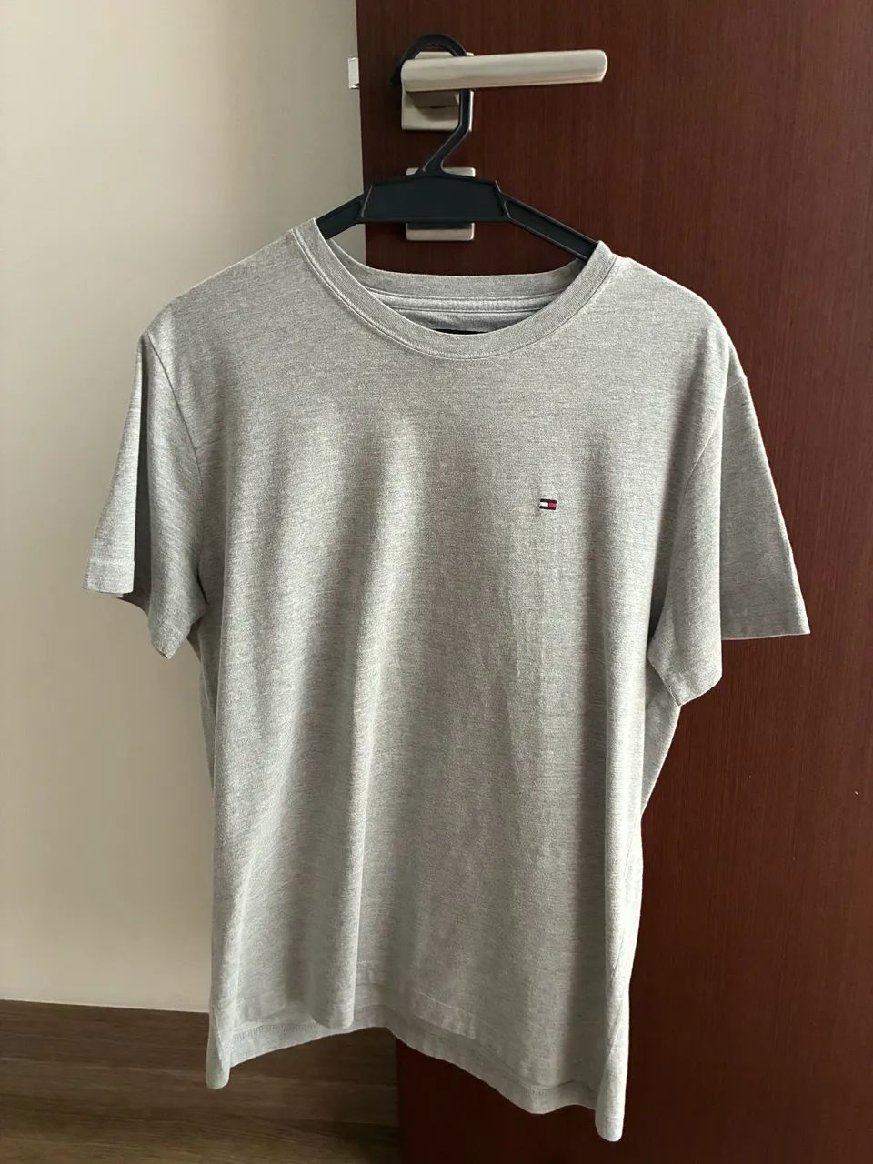 Camiseta tommy Hilfiger cinza , perfeito estado, P