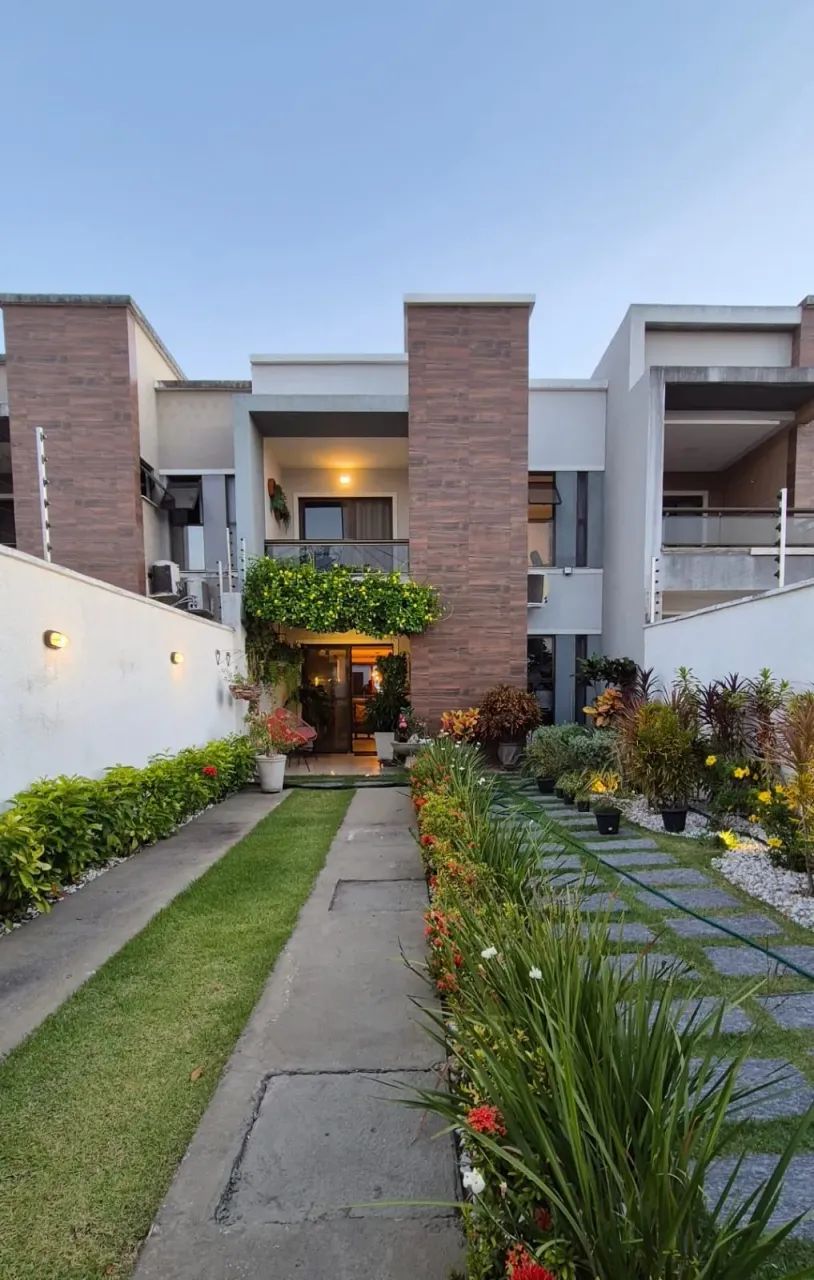 CASA DÚPLEX em RUA PRIVATIVA no EUSÉBIO, a 2 minutos do Centro.