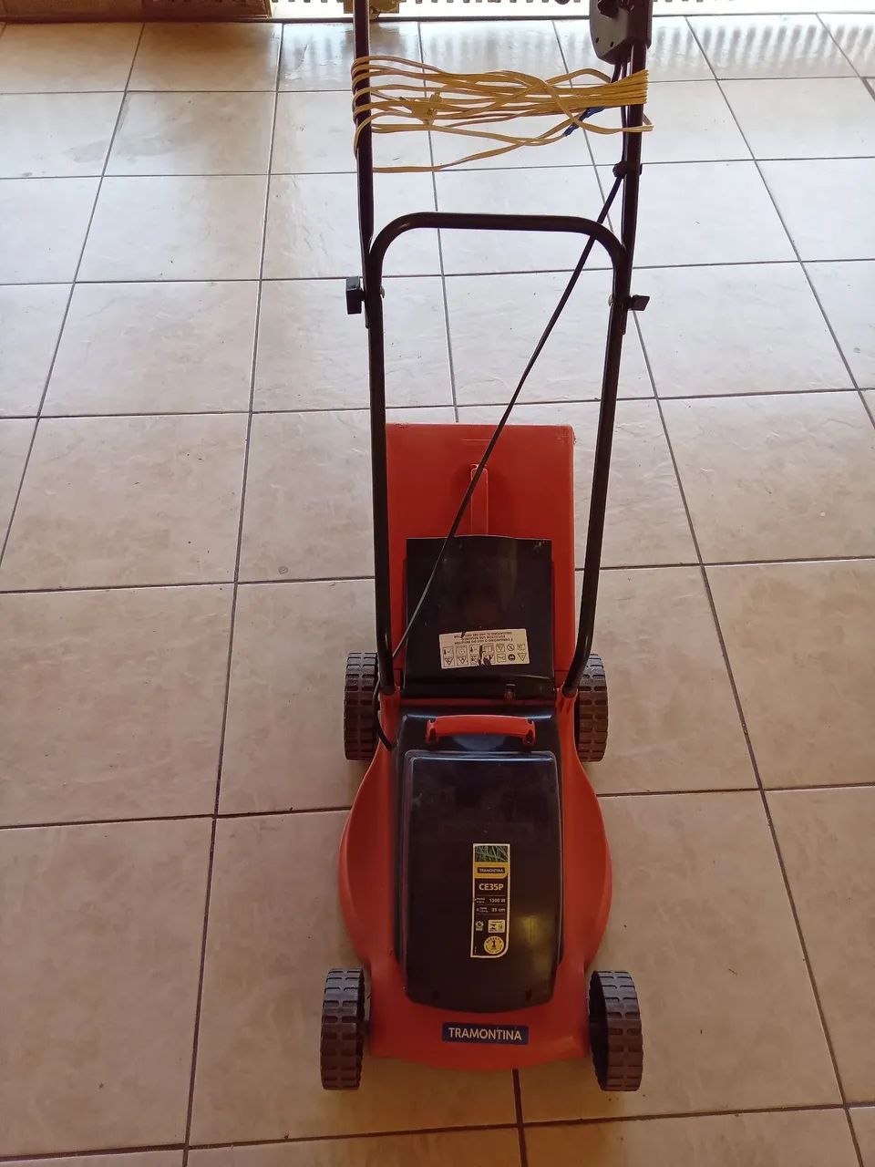 Carrinho para cortar grama elétrico. 