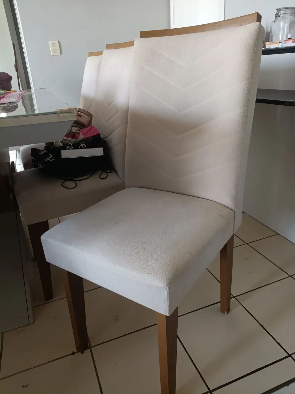 Mesa com 6 cadeiras com design moderno cor creme. - Foto 5