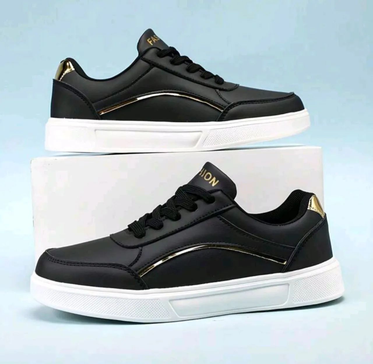 Tênis Feminino Preto e Dourado 