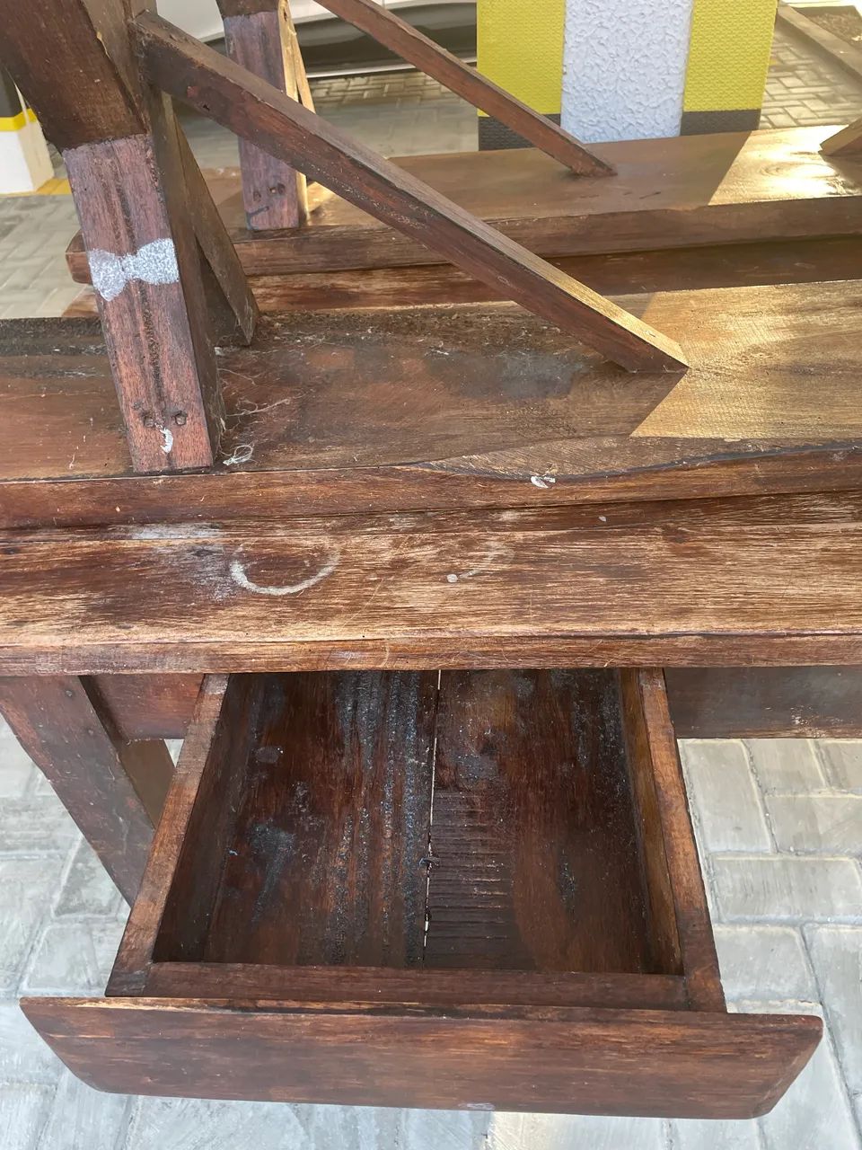 Mesa de madeira de Carvalho, com gavetas, vem com bancos - Foto 2
