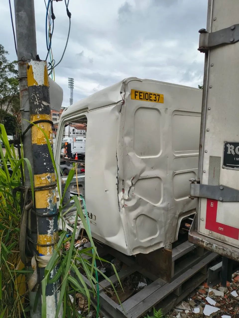 CABINE PARCIAL VOLVO VM ANO 2023 COM PEQUENA AVARIA  - Foto 3