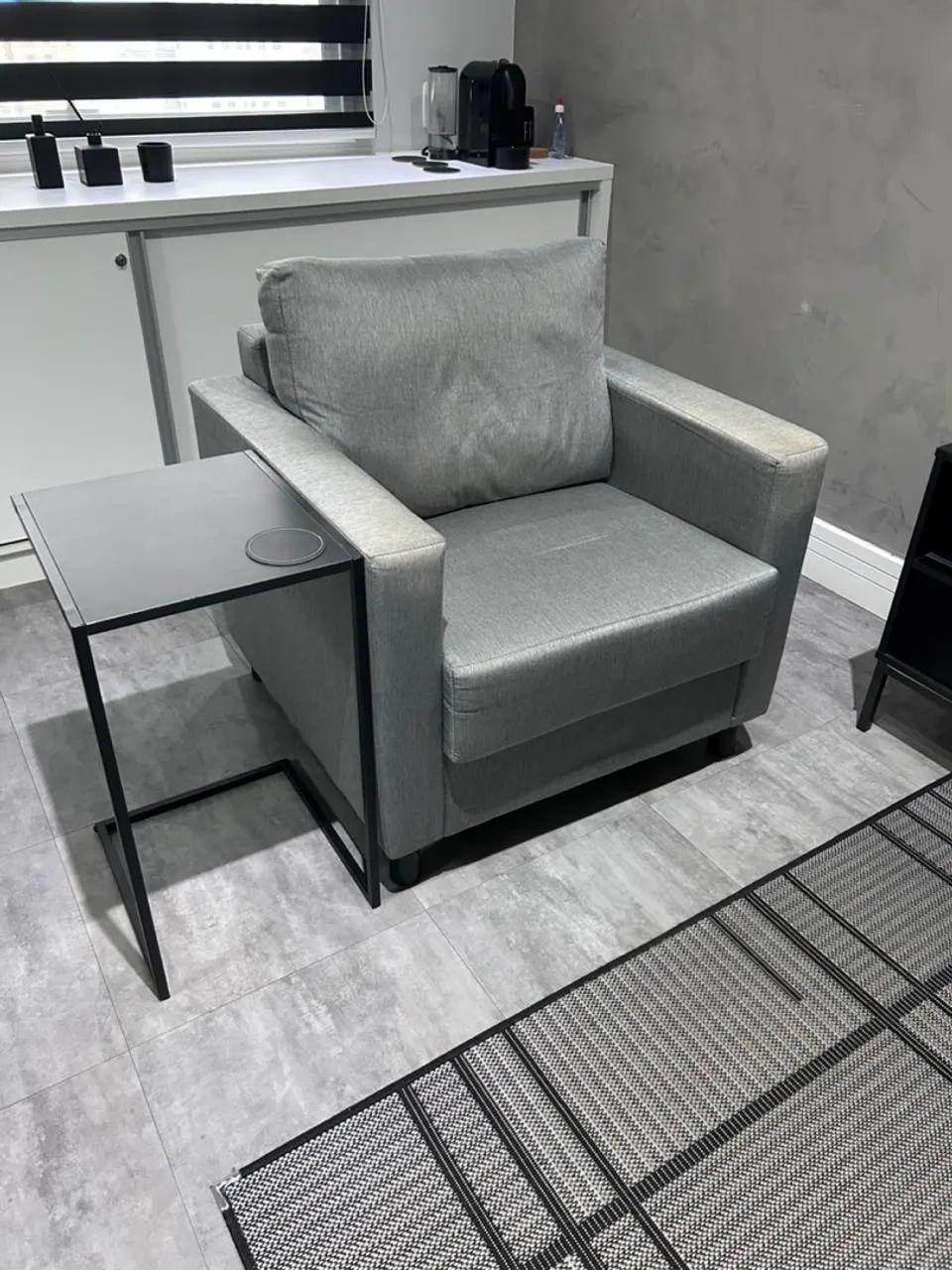 Poltrona Confortável Cinza - Design Moderno para Sala ou Escritório