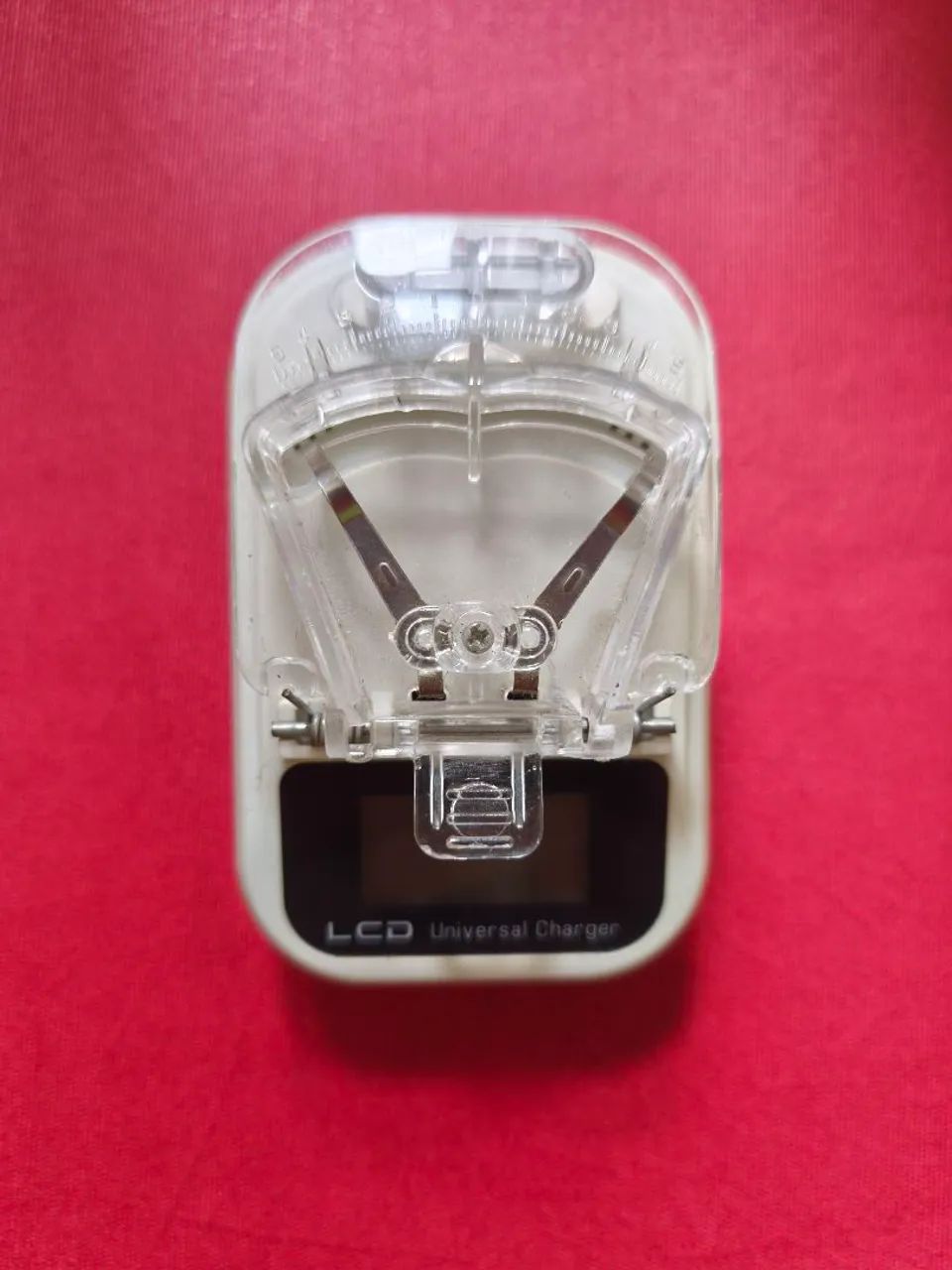 Carregador Universal de Baterias com Visor LCD e Saída USB (Modelo AA0045)