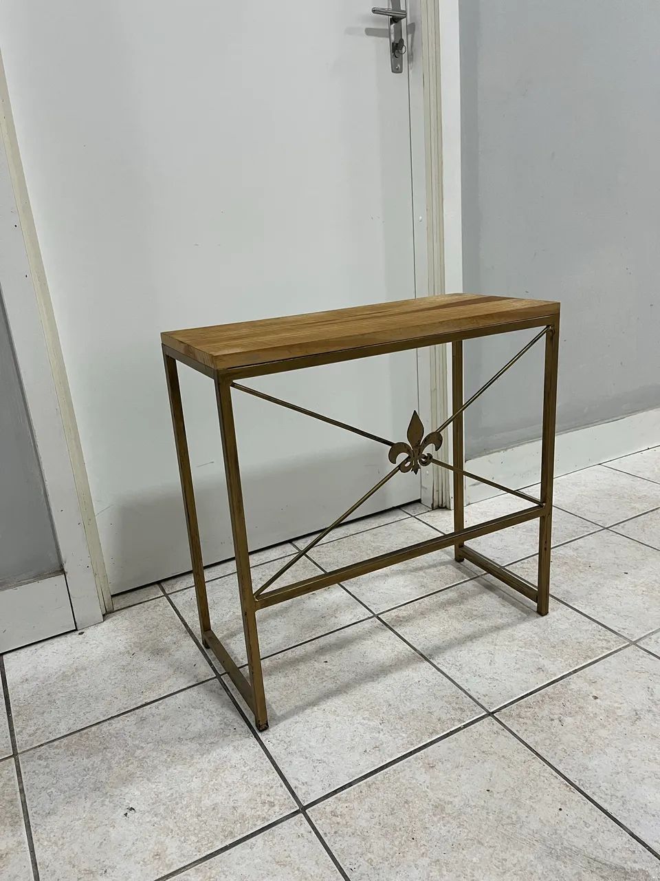 Mesa Aparador Madeira e Ferro Dourado Flor de Lis - Foto 2