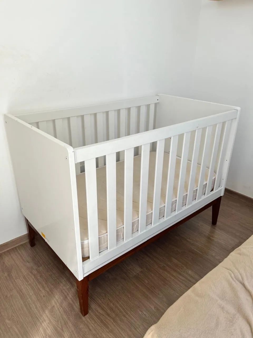 Berço + colchão infantil + poltrona de amamentação