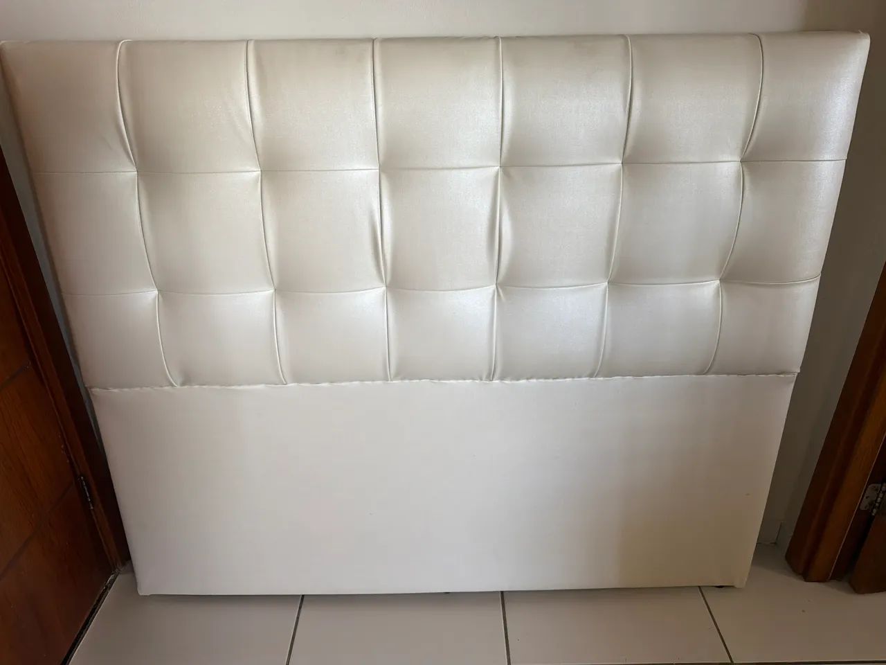 Cabeceira de cama nova e moderna 