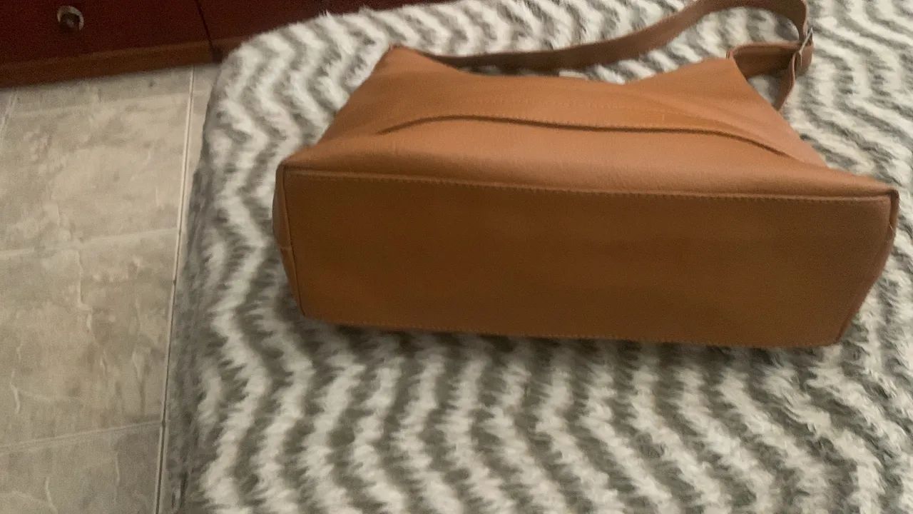 Bolsa de ombro na cor marrom  - Foto 5