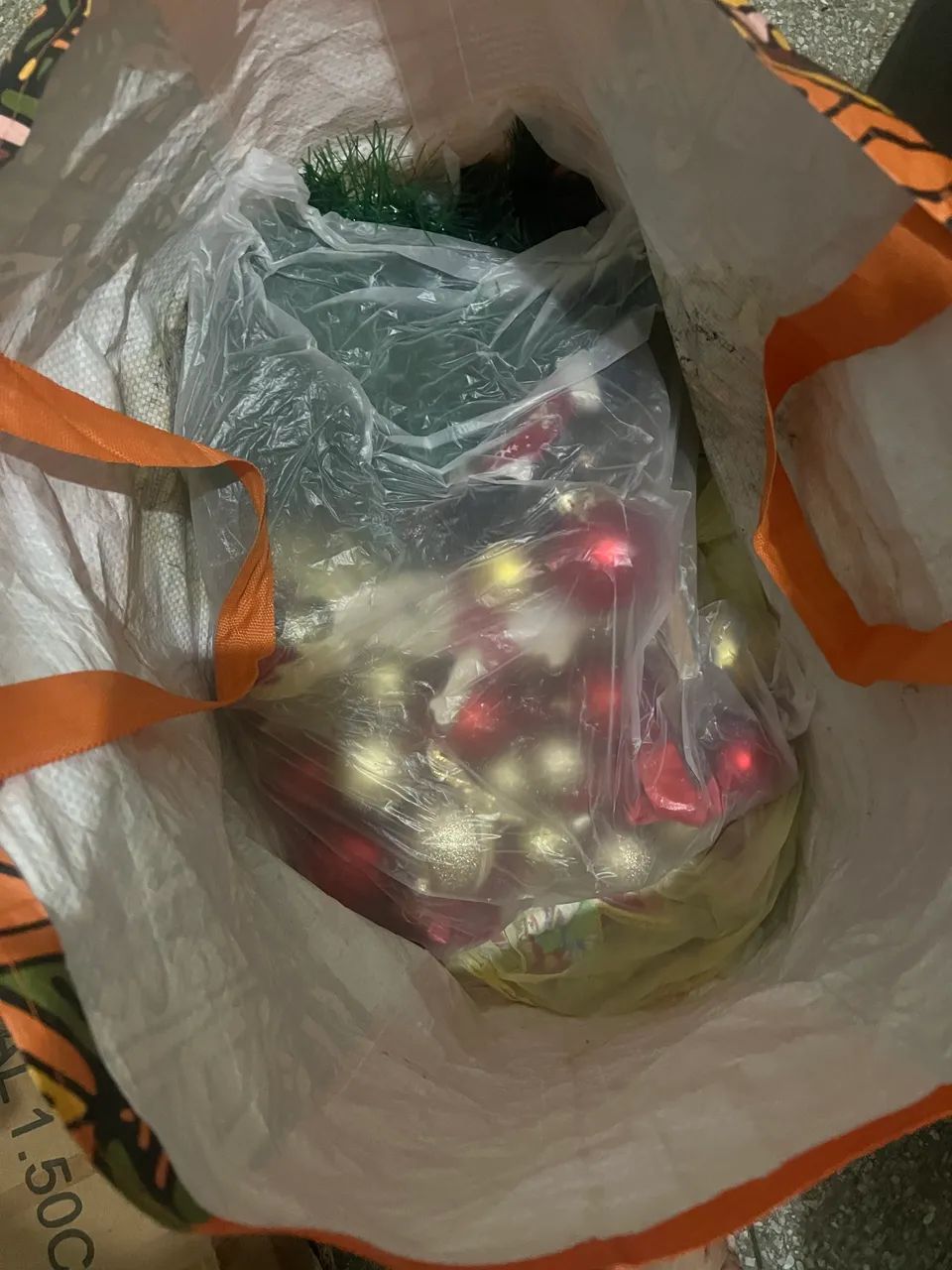 Arvore de natal com itens decorativos  - Foto 3