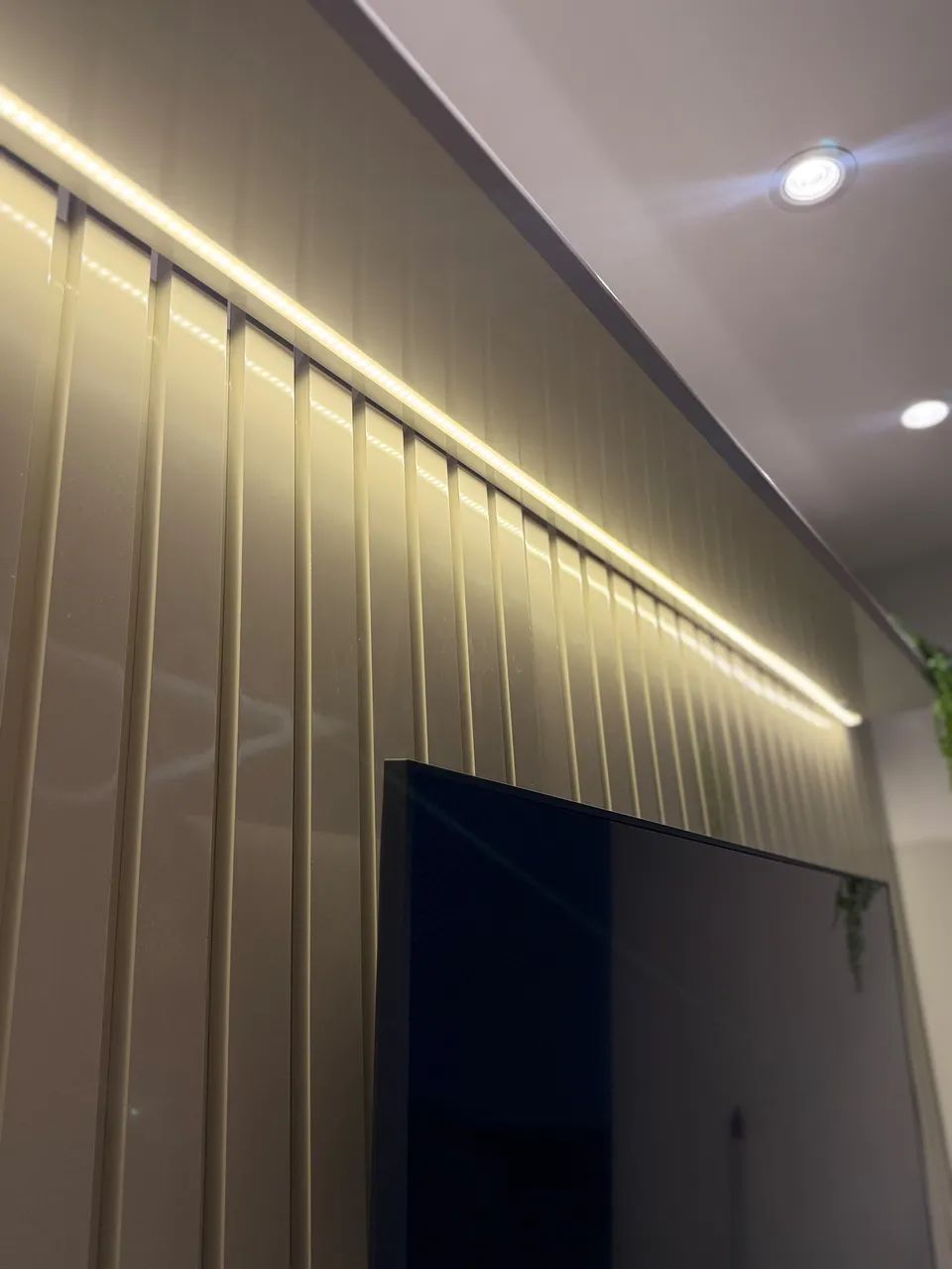 Painel de TV Ripado com Rack Suspenso e LED - Foto 2