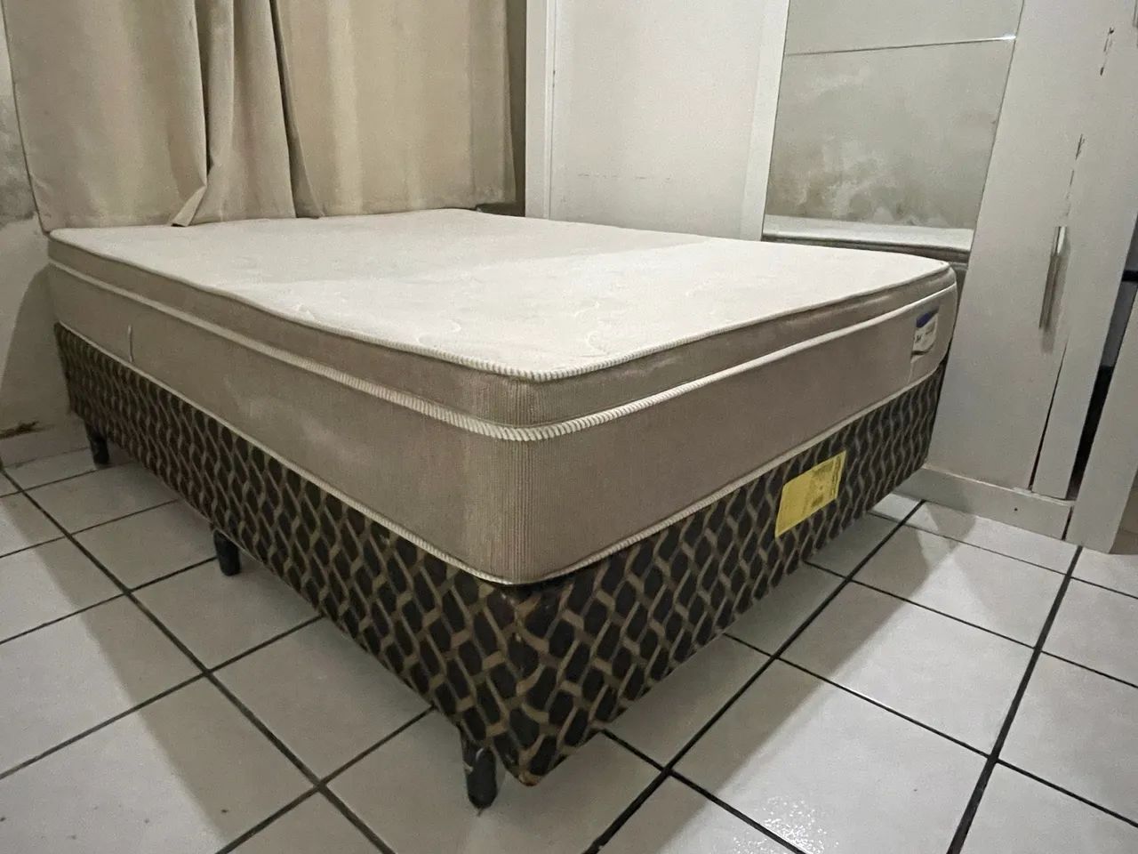 Quarto de casal com base, colchão painel de TV e escrivaninha  - Foto 3