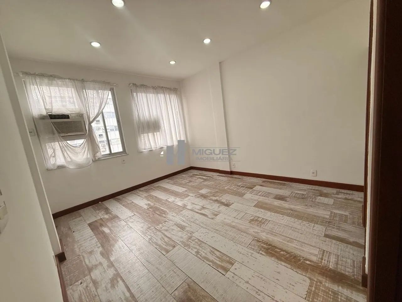 SALA COMERCIAL NA PRAÇA SAENS PENA- LINDA E PRONTA PARA USO. - Foto 4