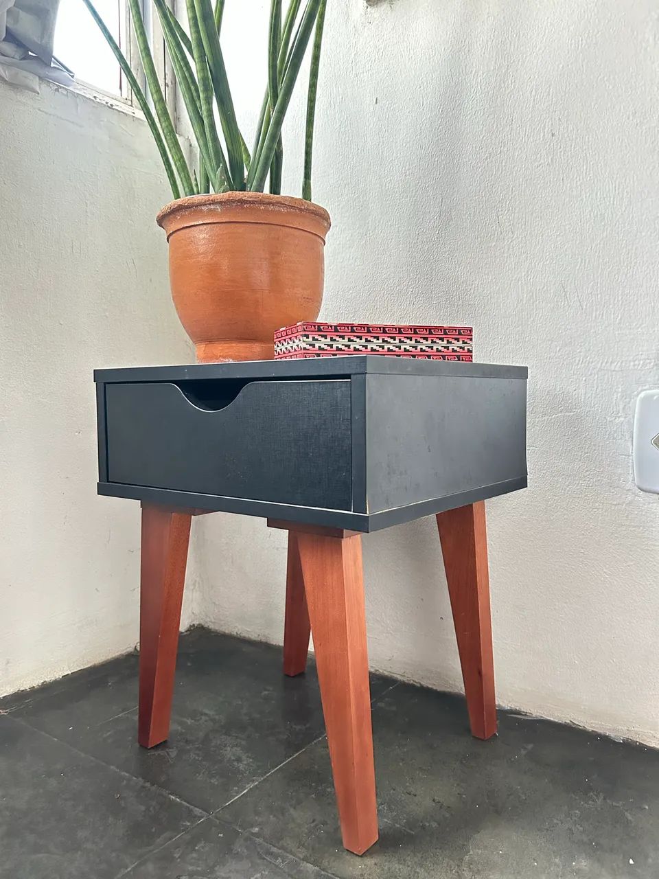 Mesa de Cabeceira - Charmosa e em Perfeito Estado - Foto 5