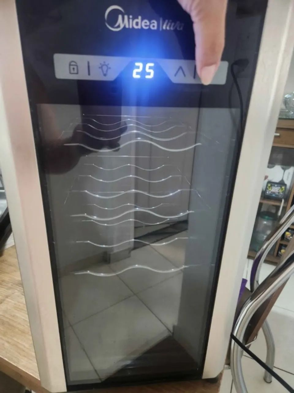 ADEGA CLIMATIZADA PARA 8 GARRAFAS DE VINHO. MARCA MIDEA. MODELO LIVEA. ESTADO DE NOVO
