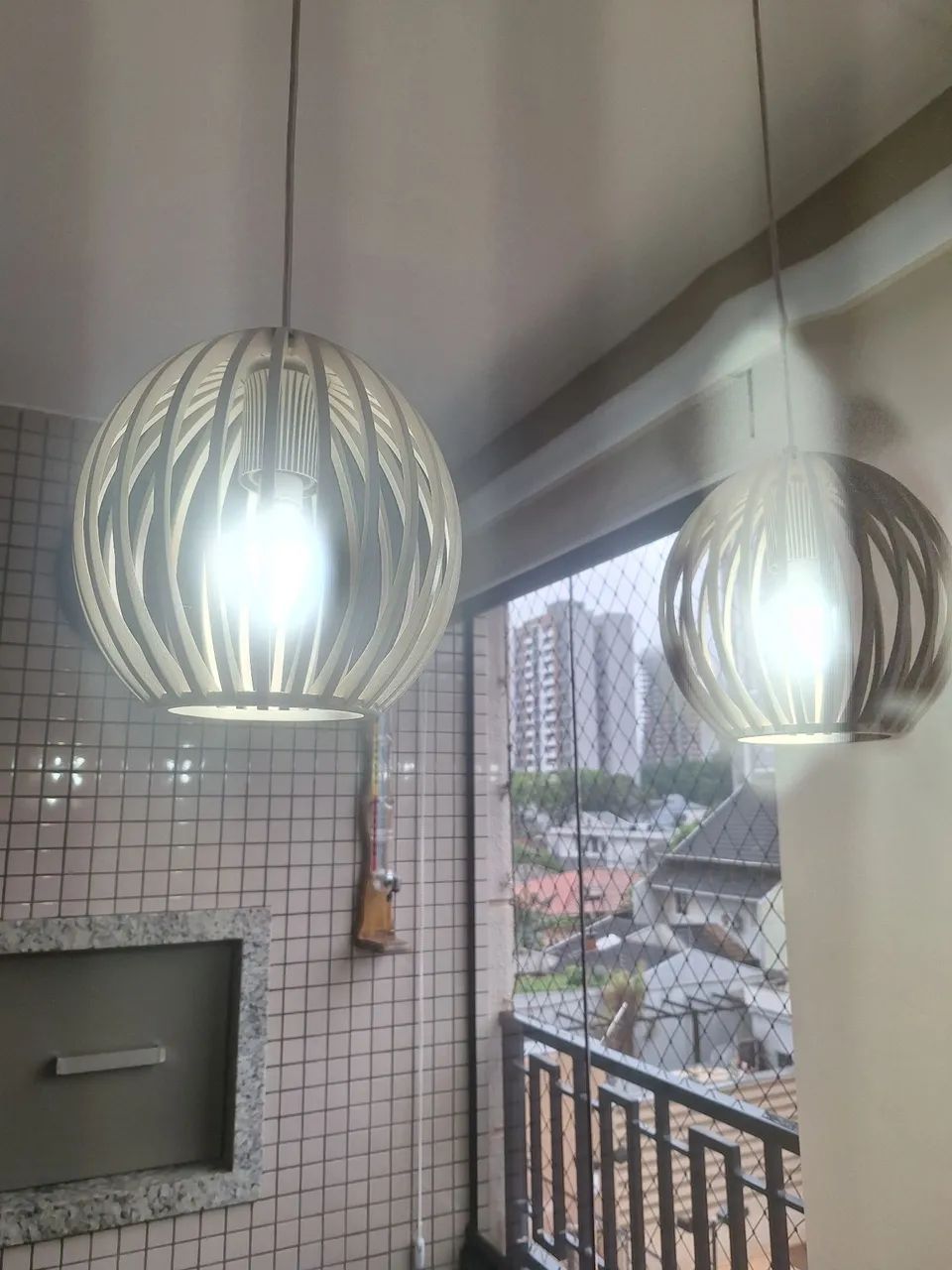 Pendentes de madeira em perfeito estado.lindos!