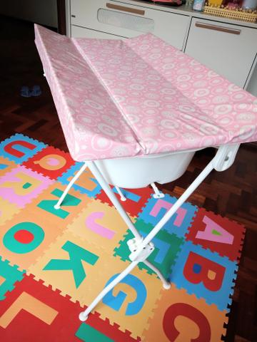 Banheira com suporte e trocador