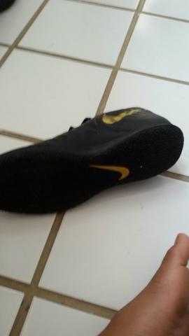 Chuteira tiempo preto com dourado - Foto 3
