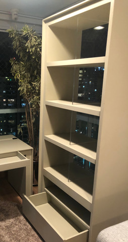 Estante Maciça com 4 prateleira com detalhes em Acrílico e gaveta