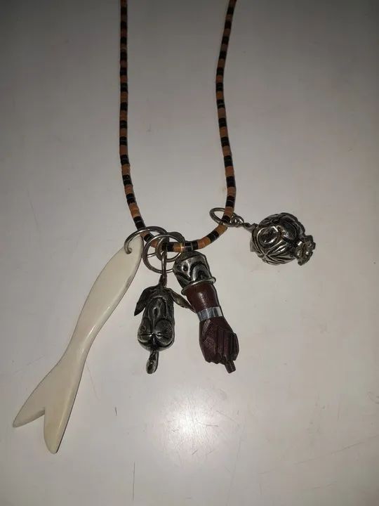Colar artesanal com pingentes